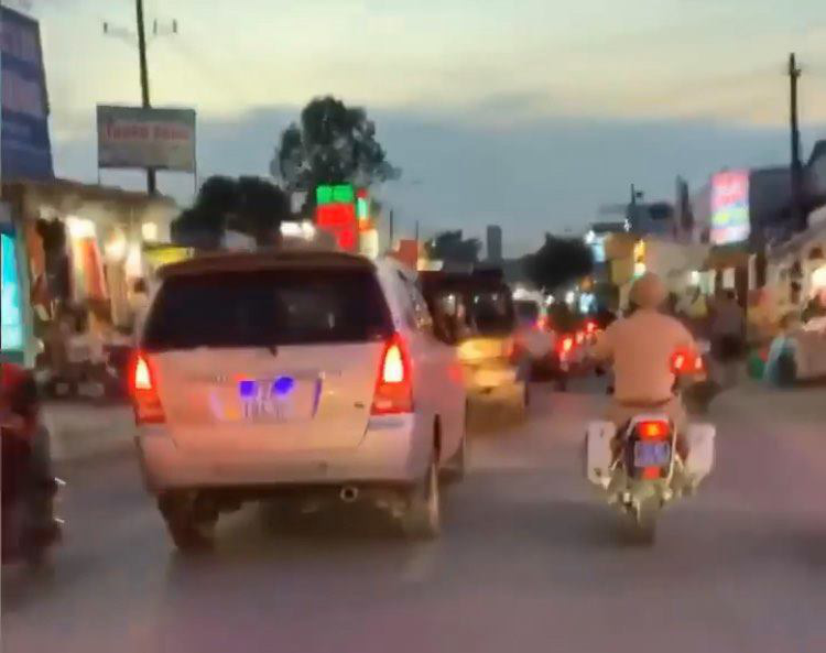 [Clip]: C&ocirc;ng an Đồng Nai rượt đuổi kẻ ng&aacute;o đ&aacute; trộm xe &ocirc; t&ocirc;, t&ocirc;ng xe cảnh s&aacute;t - Ảnh 4.