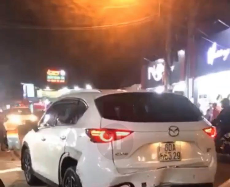 [Clip]: C&ocirc;ng an Đồng Nai rượt đuổi kẻ ng&aacute;o đ&aacute; trộm xe &ocirc; t&ocirc;, t&ocirc;ng xe cảnh s&aacute;t - Ảnh 5.