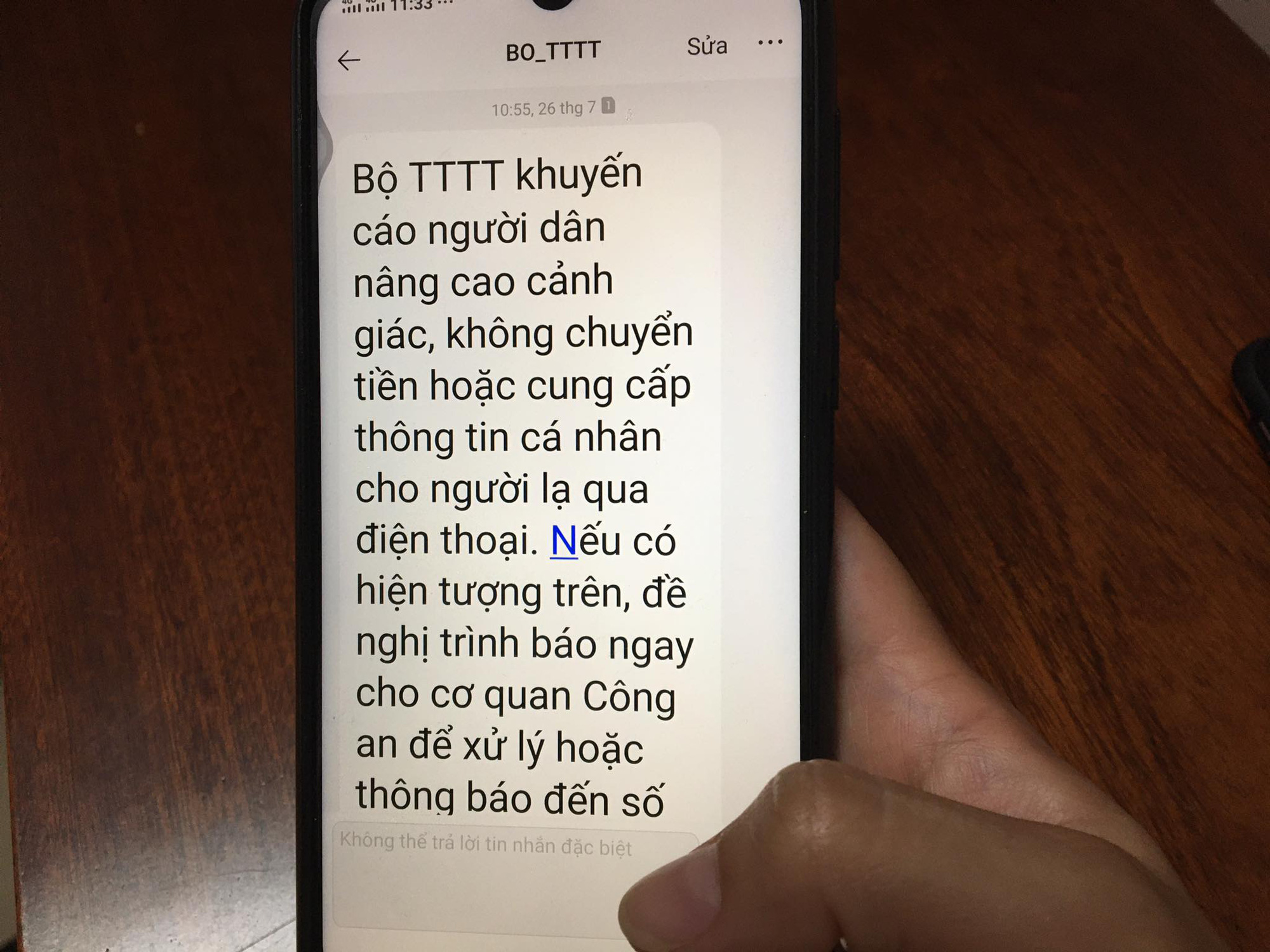 Nhân viên ngân hàng nhanh trí, ngăn chặn một vụ lừa đảo qua điện thoại - Ảnh 1.
