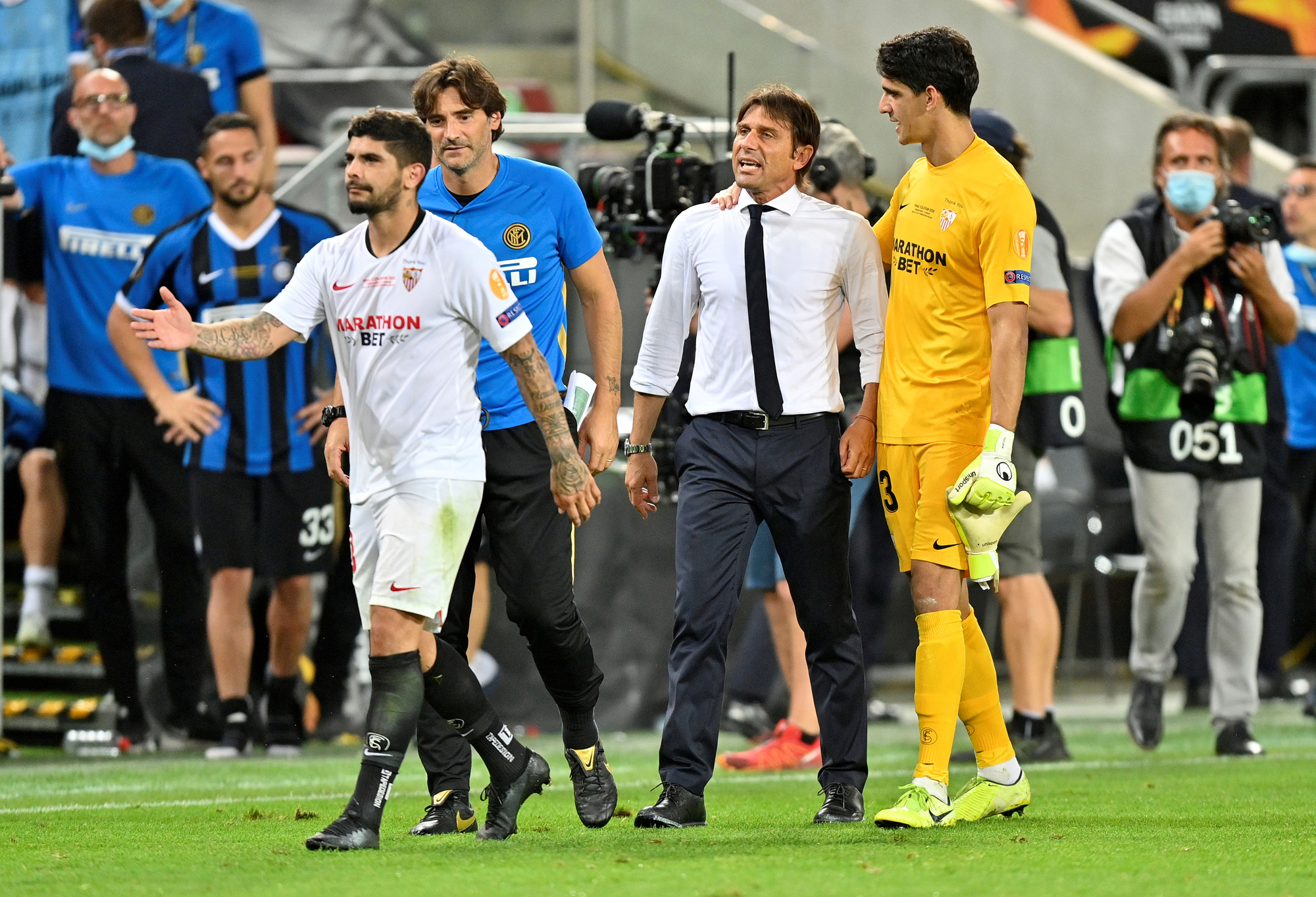 Bị chế giễu đội tóc giả, HLV Conte đòi "ăn thua" với tiền vệ Sevilla