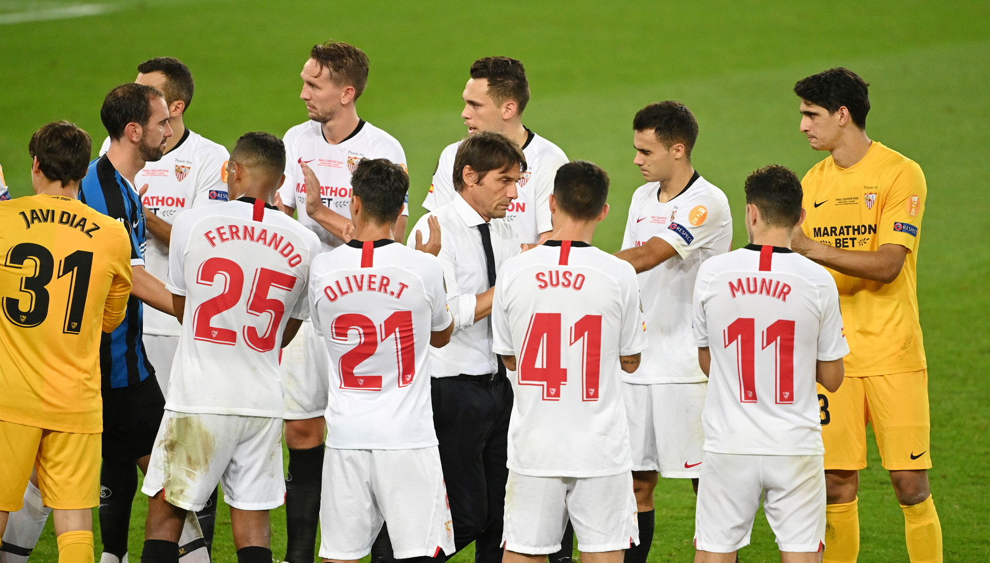 Bị chế giễu đội t&oacute;c giả, HLV Conte đ&ograve;i ăn thua với tiền vệ Sevilla - Ảnh 6.