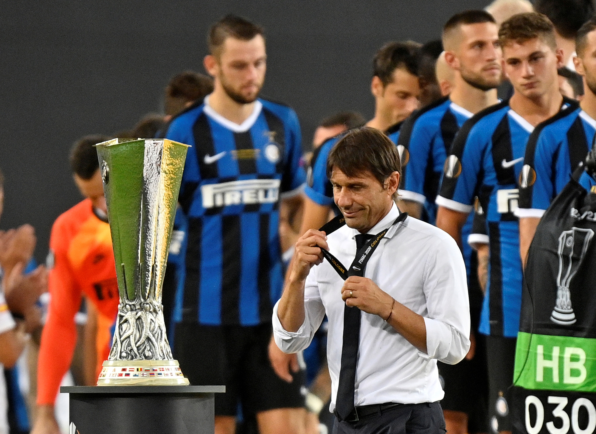 Bị chế giễu đội t&oacute;c giả, HLV Conte đ&ograve;i ăn thua với tiền vệ Sevilla - Ảnh 7.