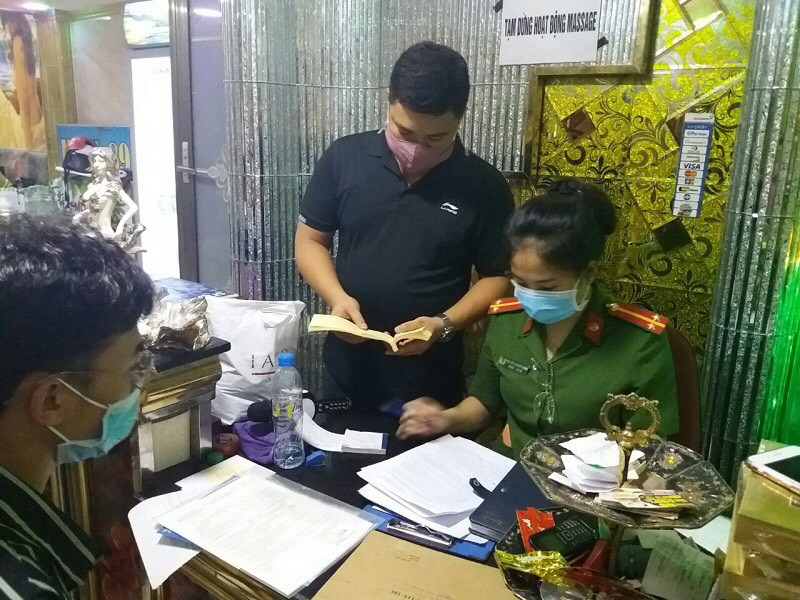Các cơ sở massage, karaoke, tẩm quất vẫn nhộn nhịp hoạt động bất chấp lệnh cấm