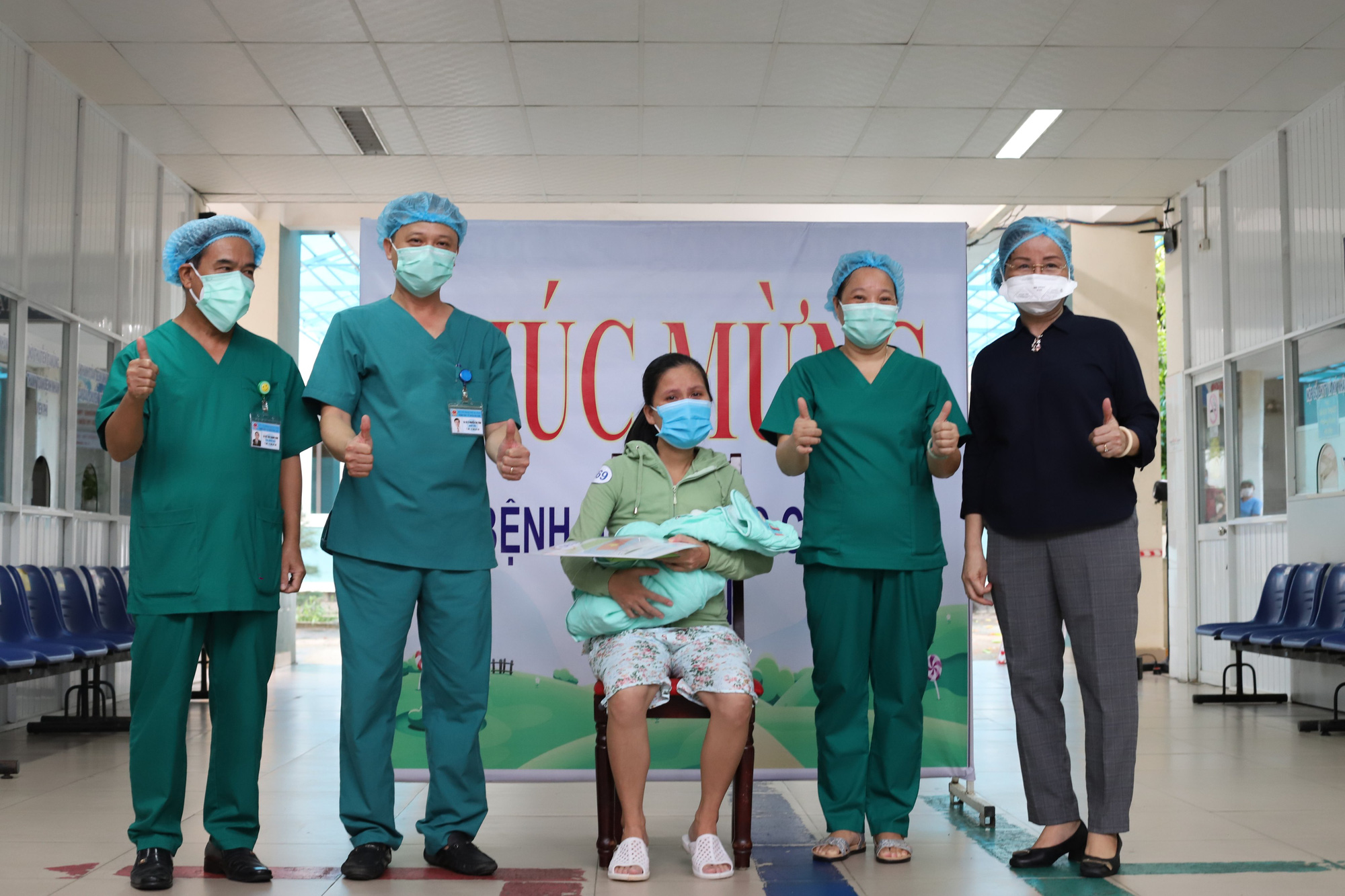 Đà Nẵng: 16 bệnh nhân Covid-19 xuất viện, có sản phụ vừa sinh em bé