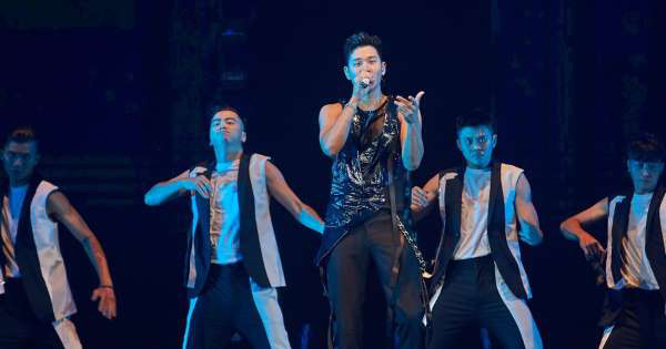 Khán giả vất vả xem live show của “ông hoàng thất tình” mùa Covid-19 - Ảnh 2.