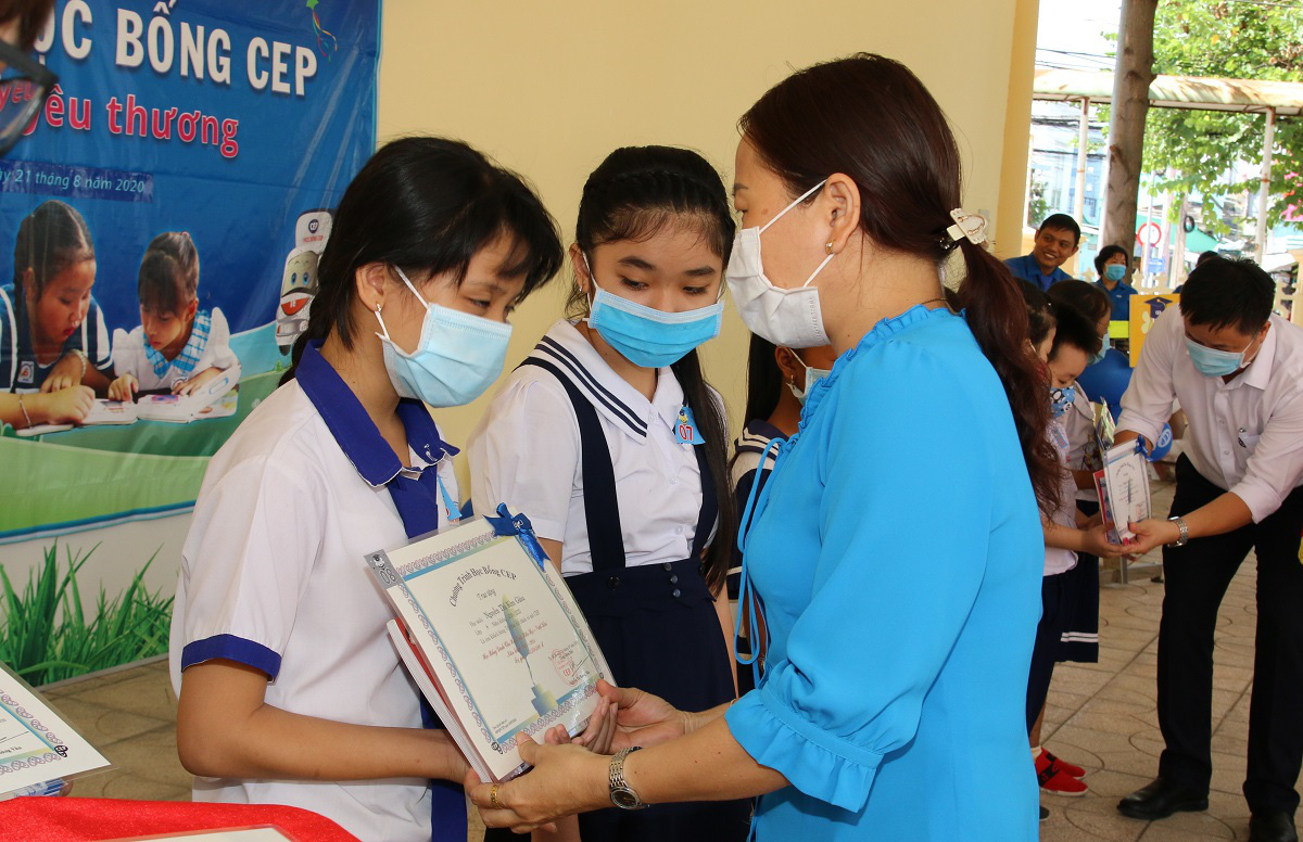 CEP trao 130 học bổng cho học sinh ngh&egrave;o Tiền Giang - Ảnh 1.