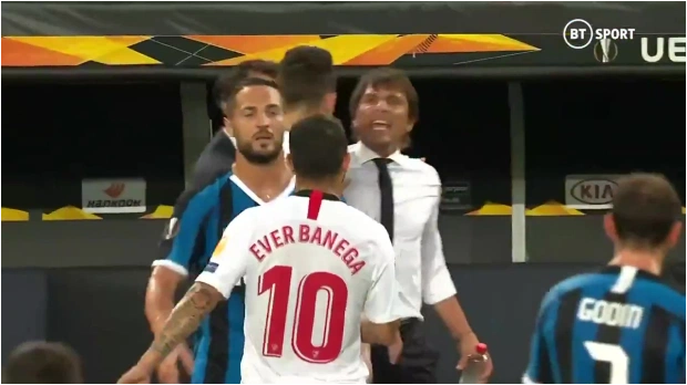 Bị chế giễu đội t&oacute;c giả, HLV Conte đ&ograve;i ăn thua với tiền vệ Sevilla - Ảnh 1.