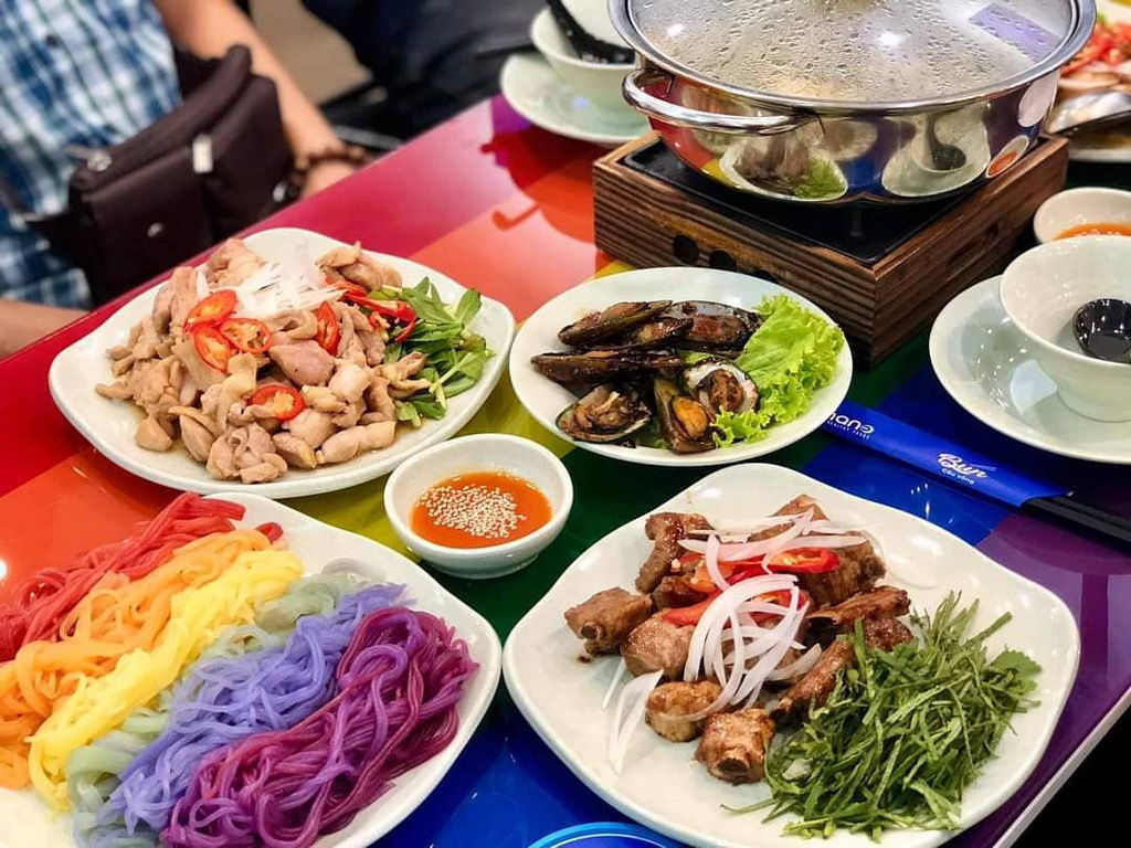 Lẩu cầu vồng và loạt món rực rỡ hút giới trẻ tại TP HCM