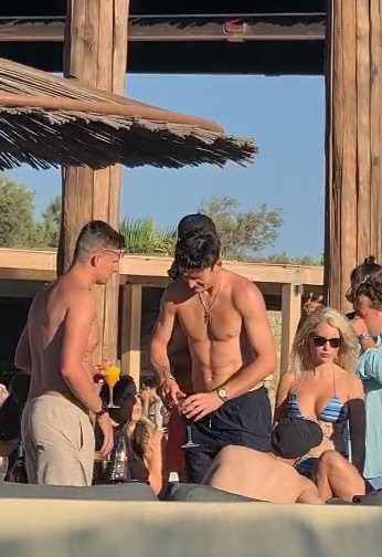 Đại chiến quán bar, Harry Maguire sa lưới cảnh sát Hy Lạp - Ảnh 2.