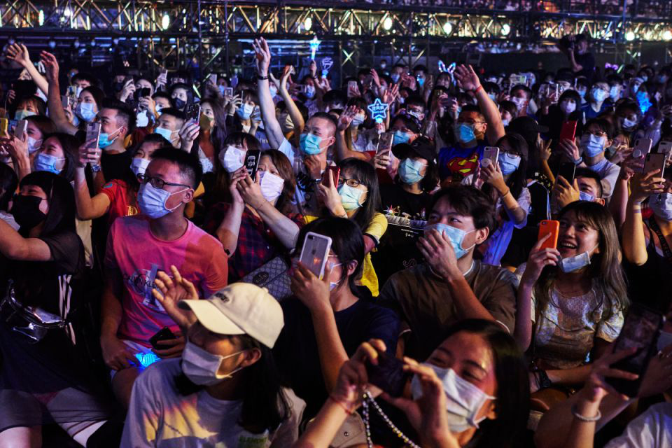 Khán giả vất vả xem live show của “ông hoàng thất tình” mùa Covid-19
