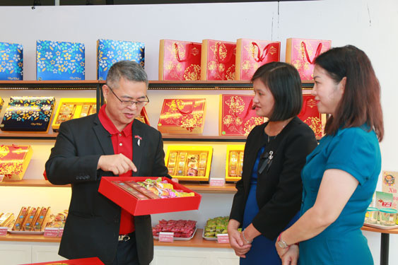 Bánh trung thu cao cấp bất ngờ đắt hàng