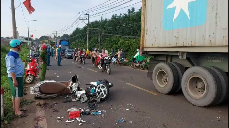 Đồng Nai: 3 xe máy tông nhau, 4 người bị thương nặng