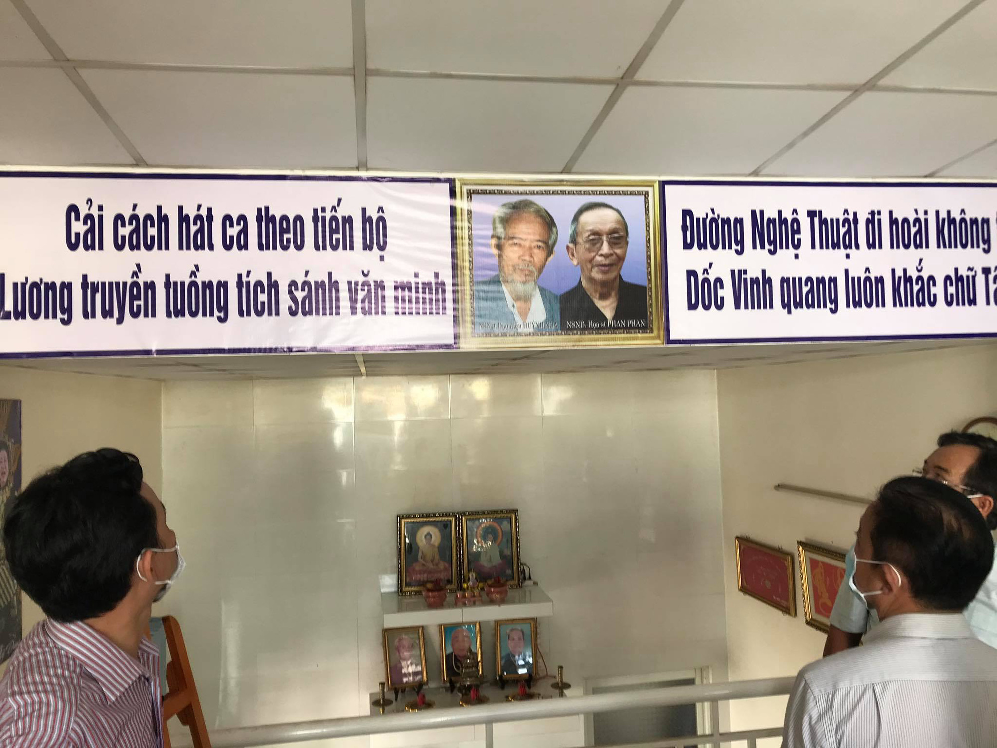 Mất một ch&acirc;n v&igrave; tai nạn, nghệ sĩ Kiều Mỹ Dung triển l&atilde;m ảnh Qu&aacute; khứ ki&ecirc;u h&ugrave;ng - Ảnh 2.