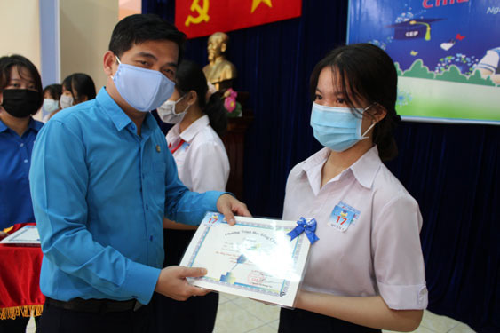 CEP tiếp tục hỗ trợ con thành viên khó khăn đến trường