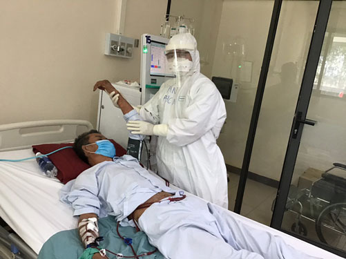 Ở nơi giành giật sự sống cho bệnh nhân Covid-19: Cuộc chiến cam go