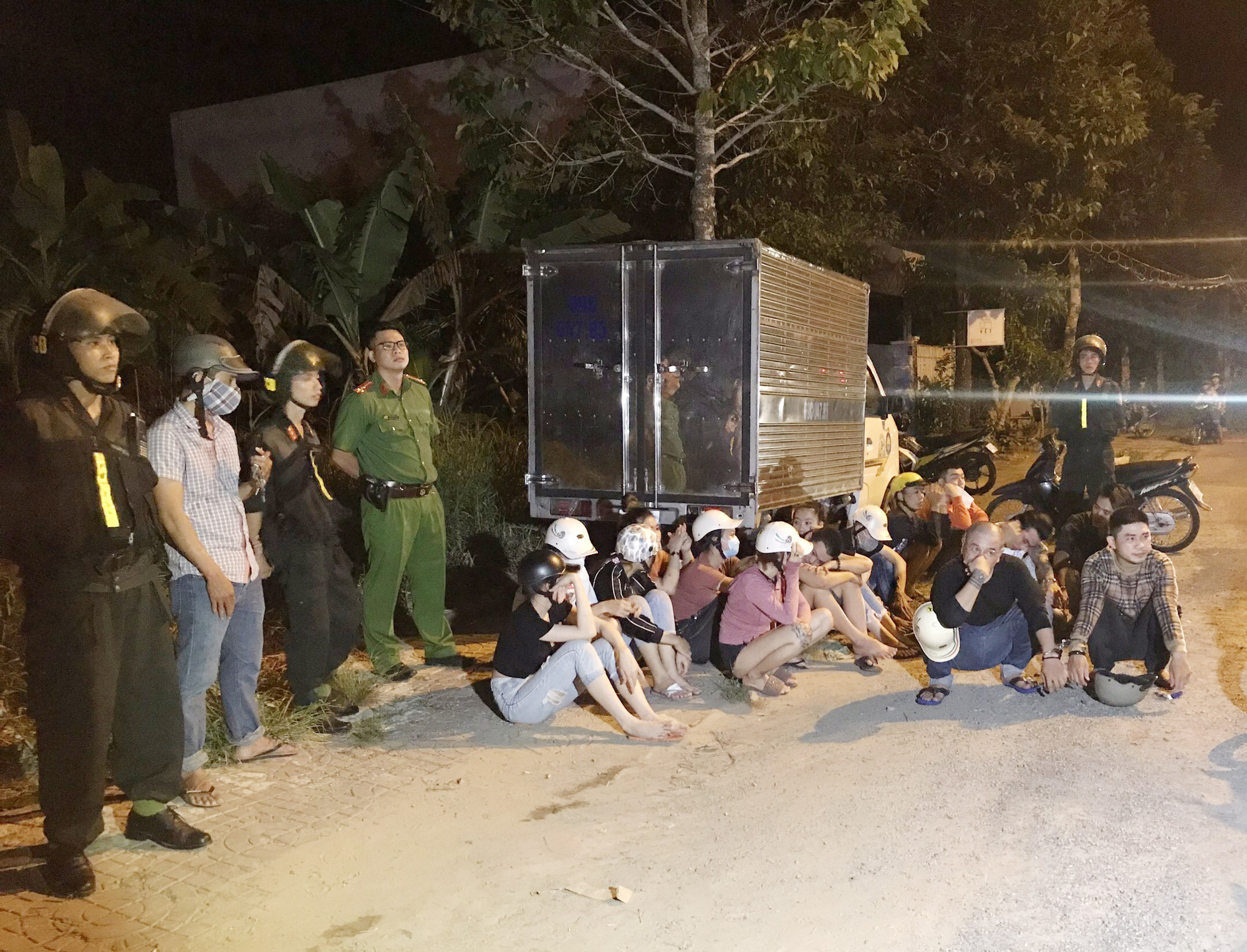Cảnh sát bắt giữ nhiều "chân dài" cùng nhóm giang hồ mang hung khí đi hỗn chiến