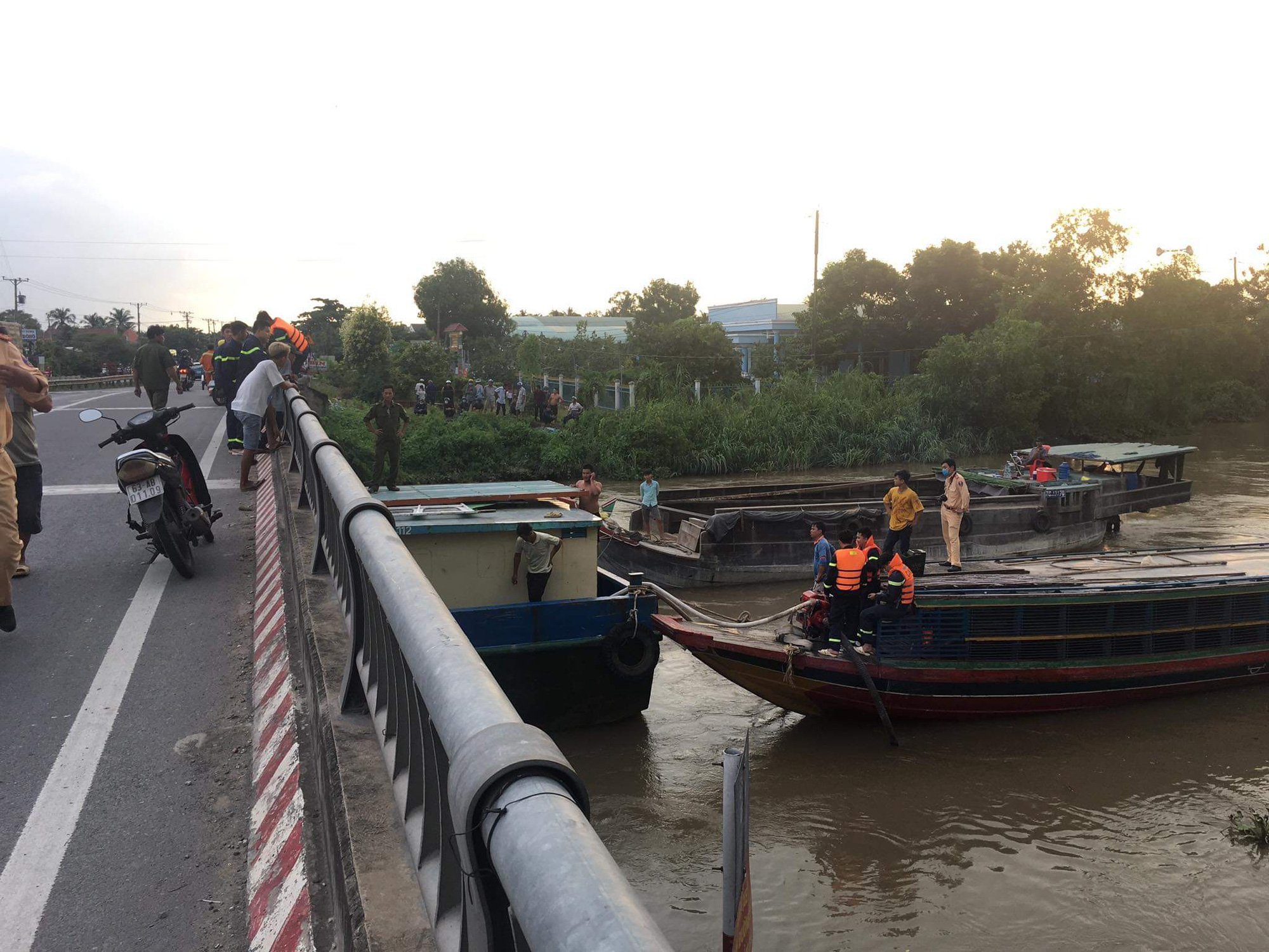 Giải thoát sà lan kẹt giữa cầu, "cứu" tuyến đường về miền Tây