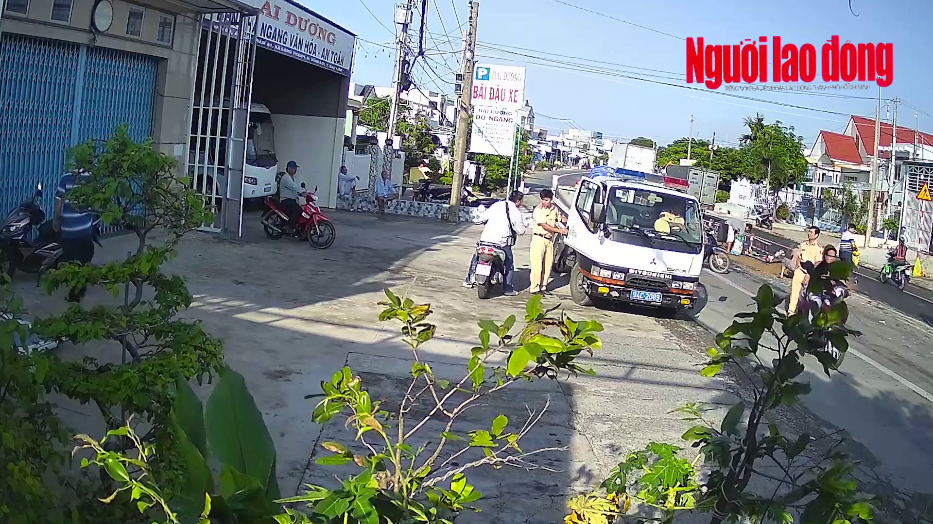 CLIP: Hãi hùng xe tải mất lái, cày xới dải phân cách lúc rạng sáng - Ảnh 4.