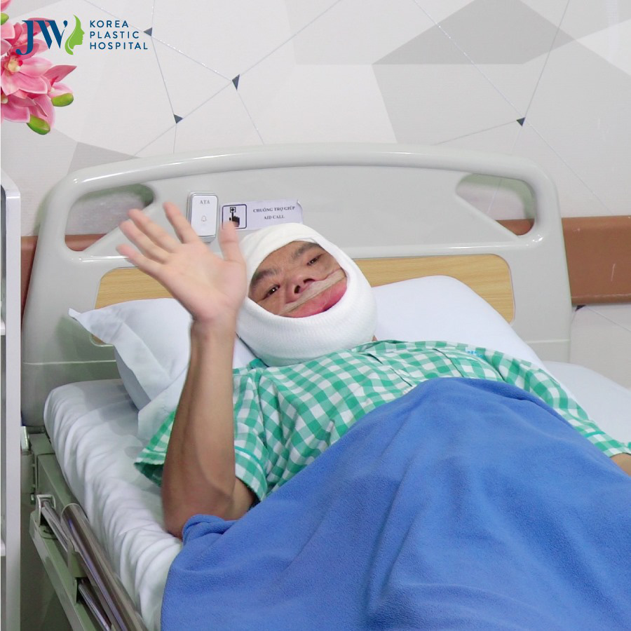Tỉnh dậy sau phẫu thuật, chàng trai "mặt quỷ" khóc nấc vì hạnh phúc