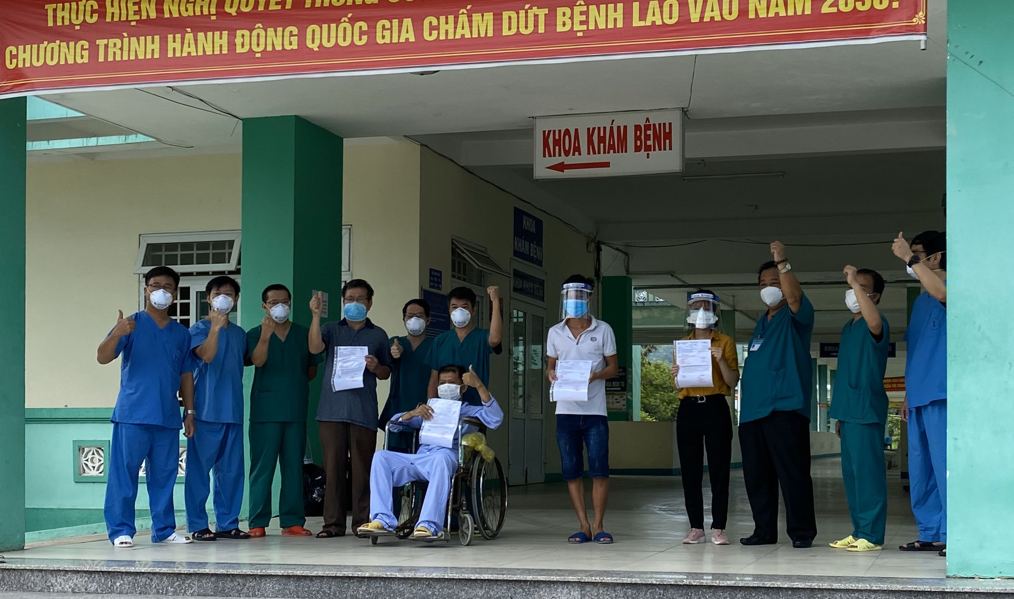 Bệnh nh&acirc;n Covid-19 bước ra từ cửa tử được xuất viện - Ảnh 3.