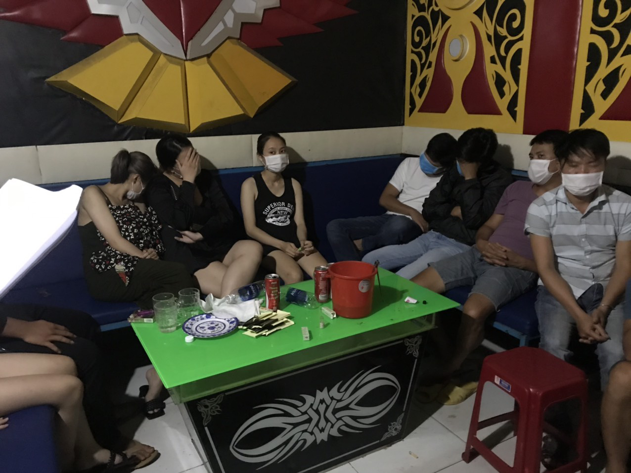 CLIP: Nh&oacute;m nam nữ ở Quảng Nam v&agrave;o qu&aacute;n karaoke d&ugrave;ng ma t&uacute;y bất chấp lệnh cấm - Ảnh 2.