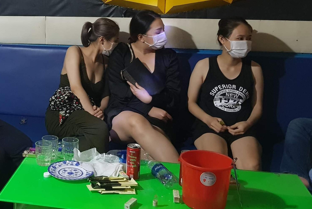 CLIP: Nhóm nam nữ ở Quảng Nam vào quán karaoke dùng ma túy bất chấp lệnh cấm