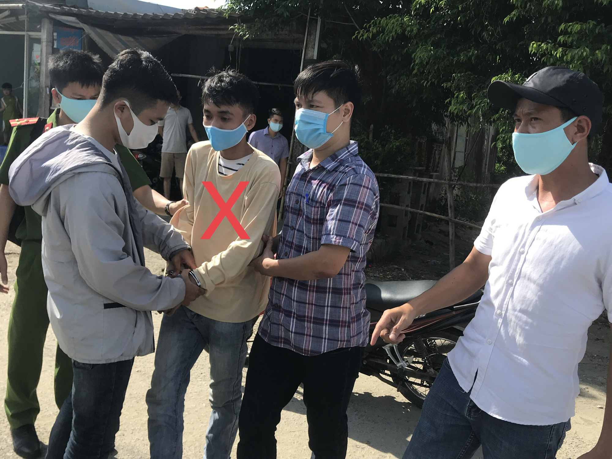 Cô gái ship hàng ở Huế bị cướp điện thoại khi dừng bên đường