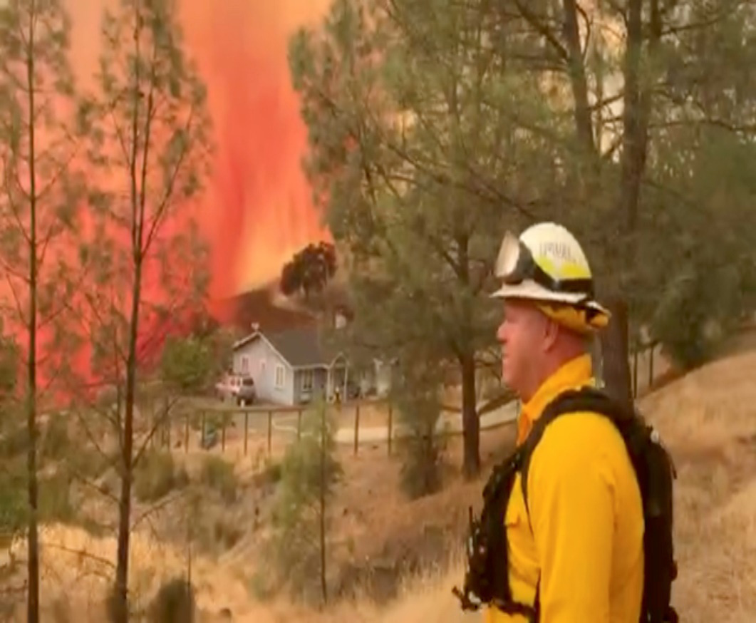 Ch&aacute;y rừng đẩy bang California v&agrave;o cảnh &ldquo;ng&agrave;n c&acirc;n treo sợi t&oacute;c&rdquo; - Ảnh 3.