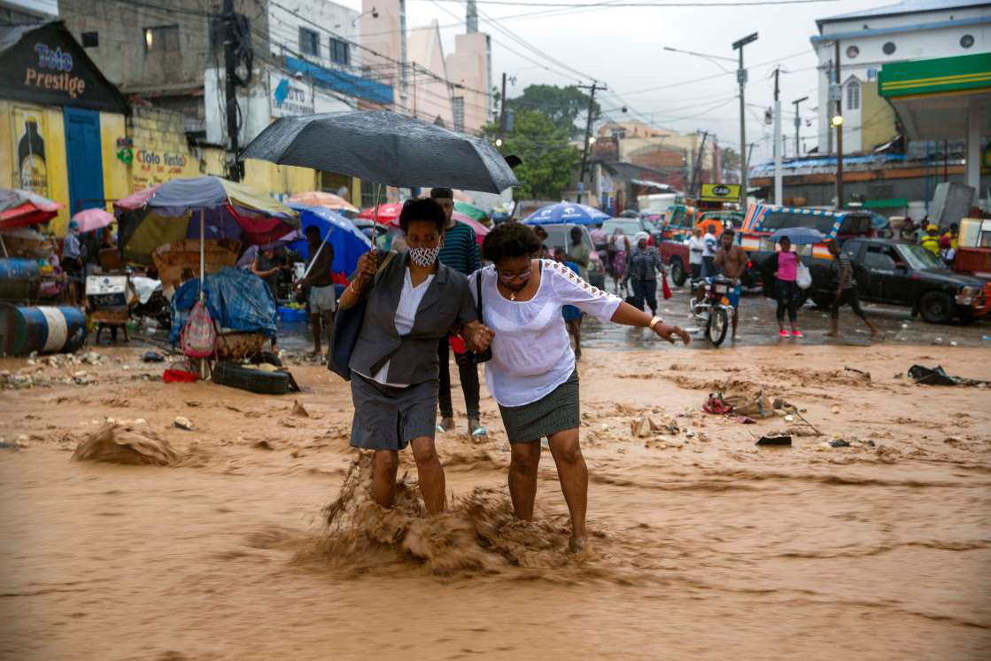 B&atilde;o đ&ocirc;i sầm sập tiến đến, h&agrave;ng ng&agrave;n người Mỹ k&eacute;o nhau đi sơ t&aacute;n - Ảnh 4.