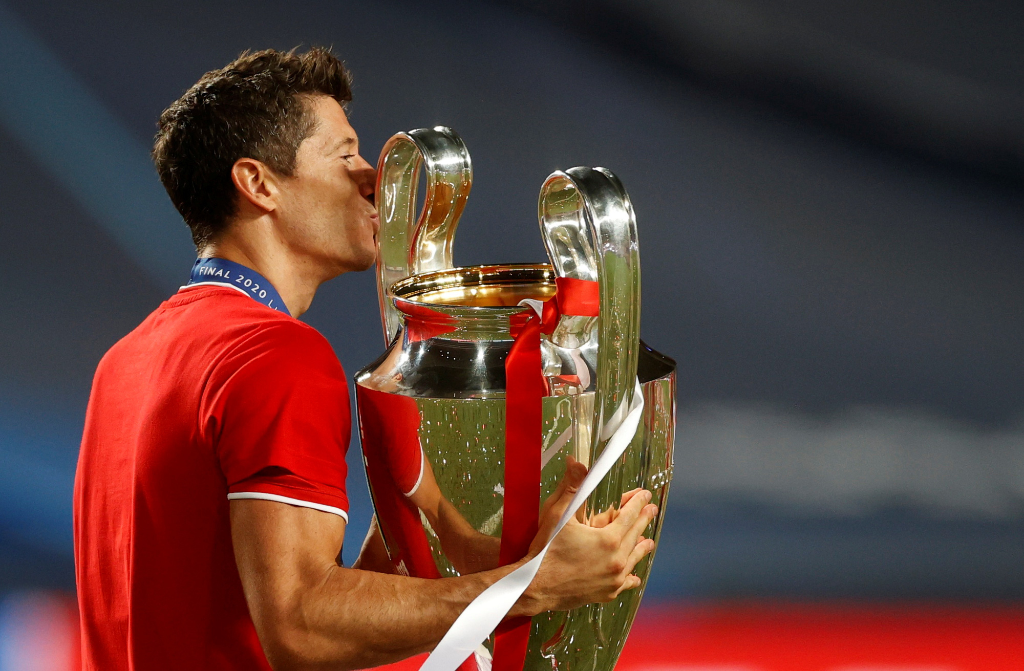 Robert Lewandowski và "cú ăn 6" độc nhất châu Âu