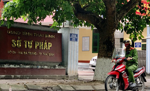 Bắt quả tang Phó giám đốc Trung tâm Dịch vụ đấu giá tài sản đang đánh bạc