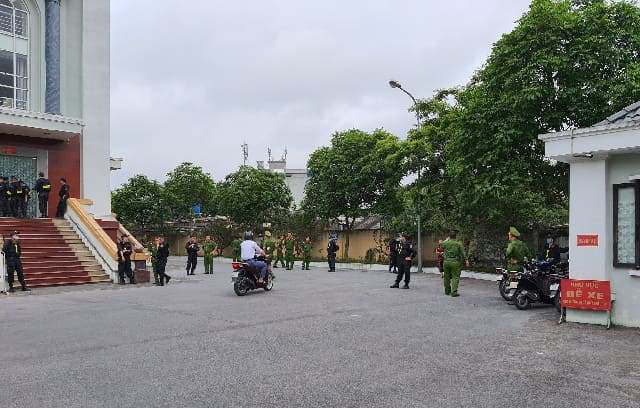 Vợ Đường Nhuệ lần đầu ra t&ograve;a c&ugrave;ng chồng v&agrave; nh&oacute;m đ&agrave;n em trong an ninh thắt chặt - Ảnh 6.