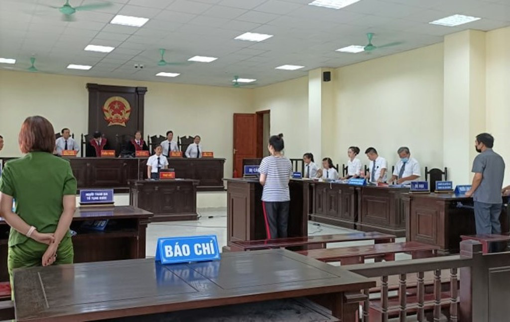 Nữ gi&aacute;m đốc khai đ&acirc;m chết người t&igrave;nh để tự vệ do bị s&agrave;m sỡ v&ugrave;ng ngực - Ảnh 1.