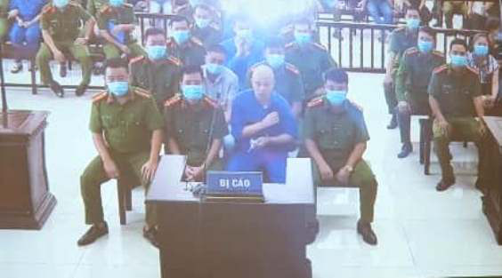 Vợ Đường Nhuệ lần đầu ra t&ograve;a c&ugrave;ng chồng v&agrave; nh&oacute;m đ&agrave;n em trong an ninh thắt chặt - Ảnh 10.