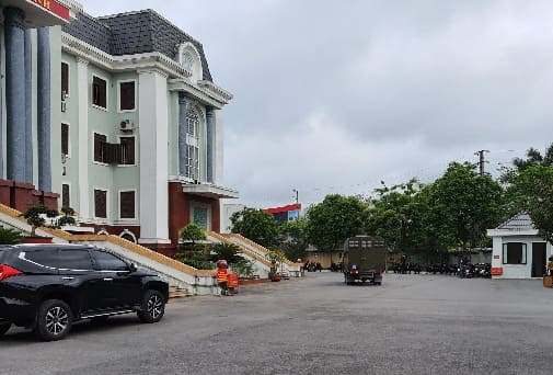 Vợ Đường Nhuệ lần đầu ra t&ograve;a c&ugrave;ng chồng v&agrave; nh&oacute;m đ&agrave;n em trong an ninh thắt chặt - Ảnh 7.