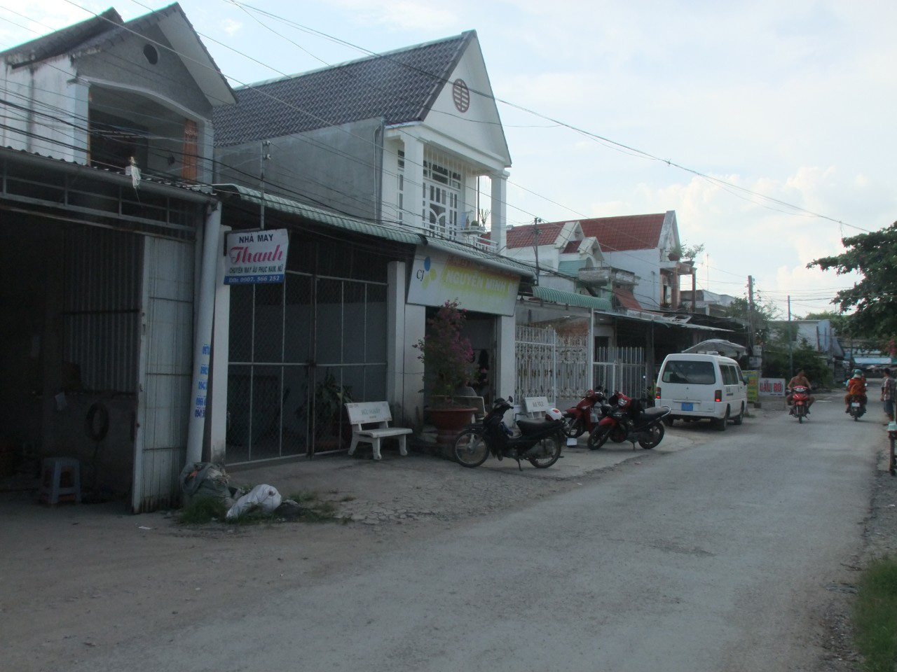 C&ocirc;ng an đang truy bắt 2 kẻ trộm 1,4 tỉ đồng của tiểu thương b&aacute;n thịt heo - Ảnh 1.