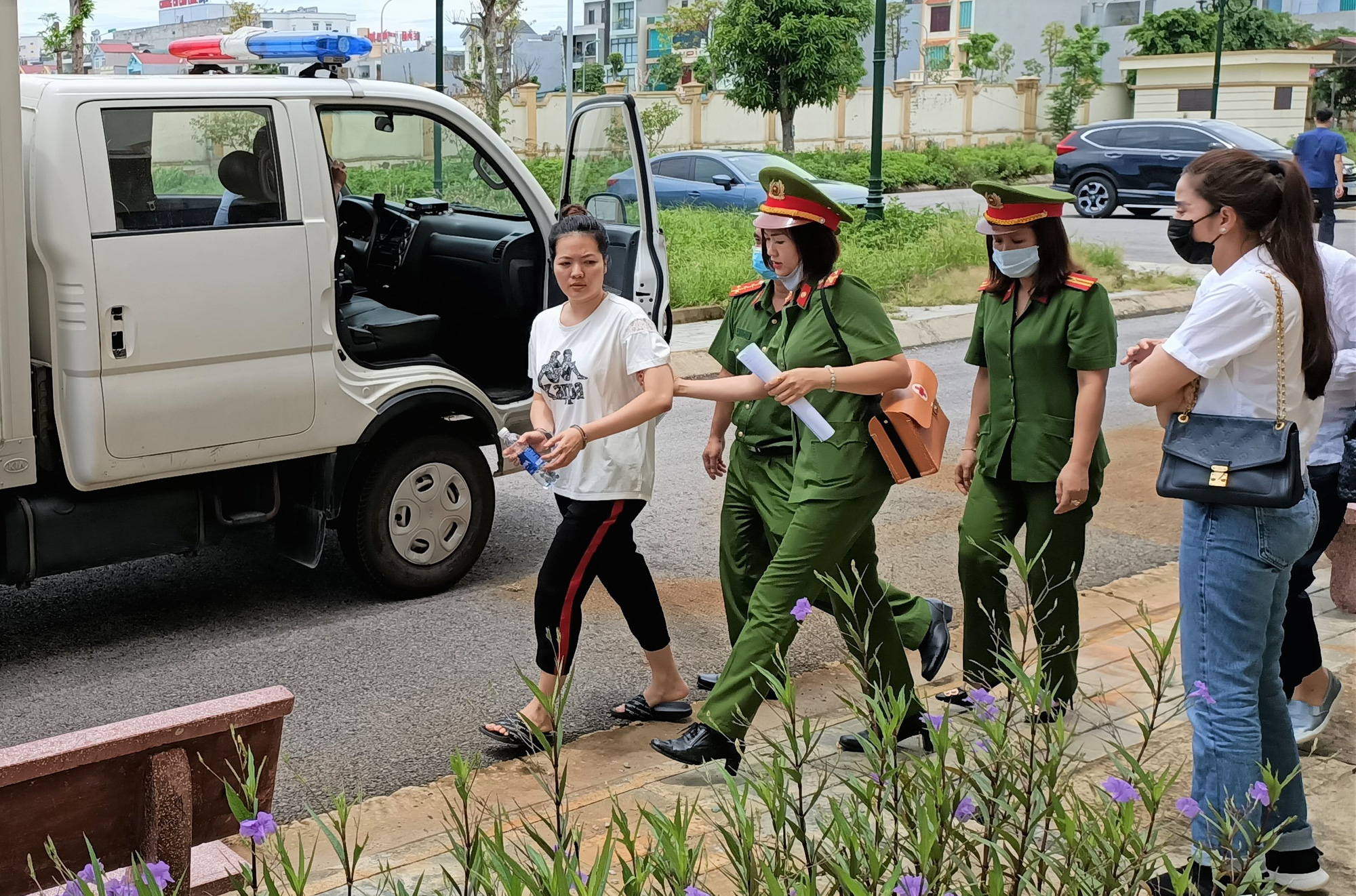 Nữ gi&aacute;m đốc khai đ&acirc;m chết người t&igrave;nh để tự vệ do bị s&agrave;m sỡ v&ugrave;ng ngực - Ảnh 3.