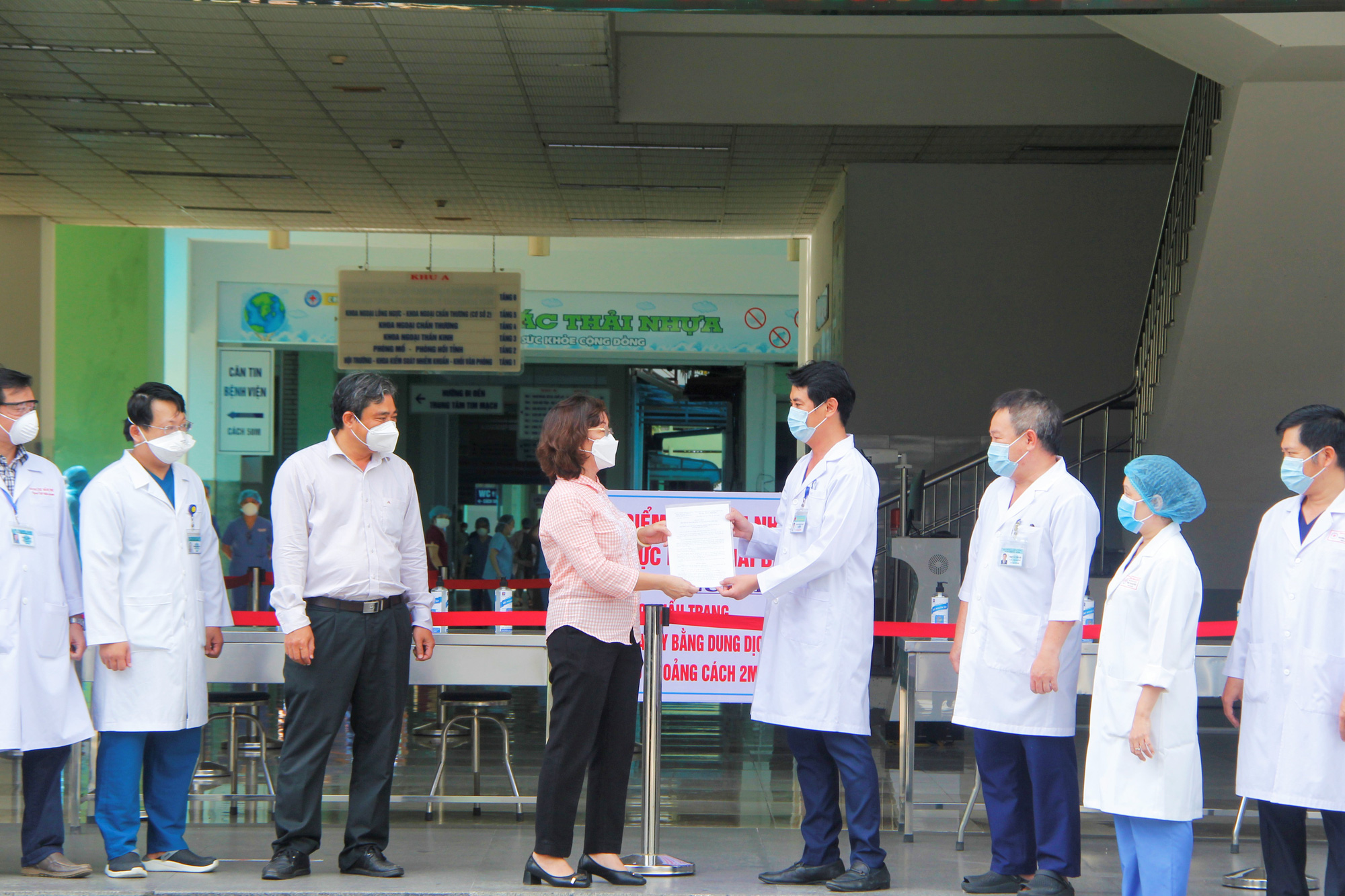 Xúc động thời khắc dỡ phong tỏa Bệnh viện Đà Nẵng - Ảnh 2.