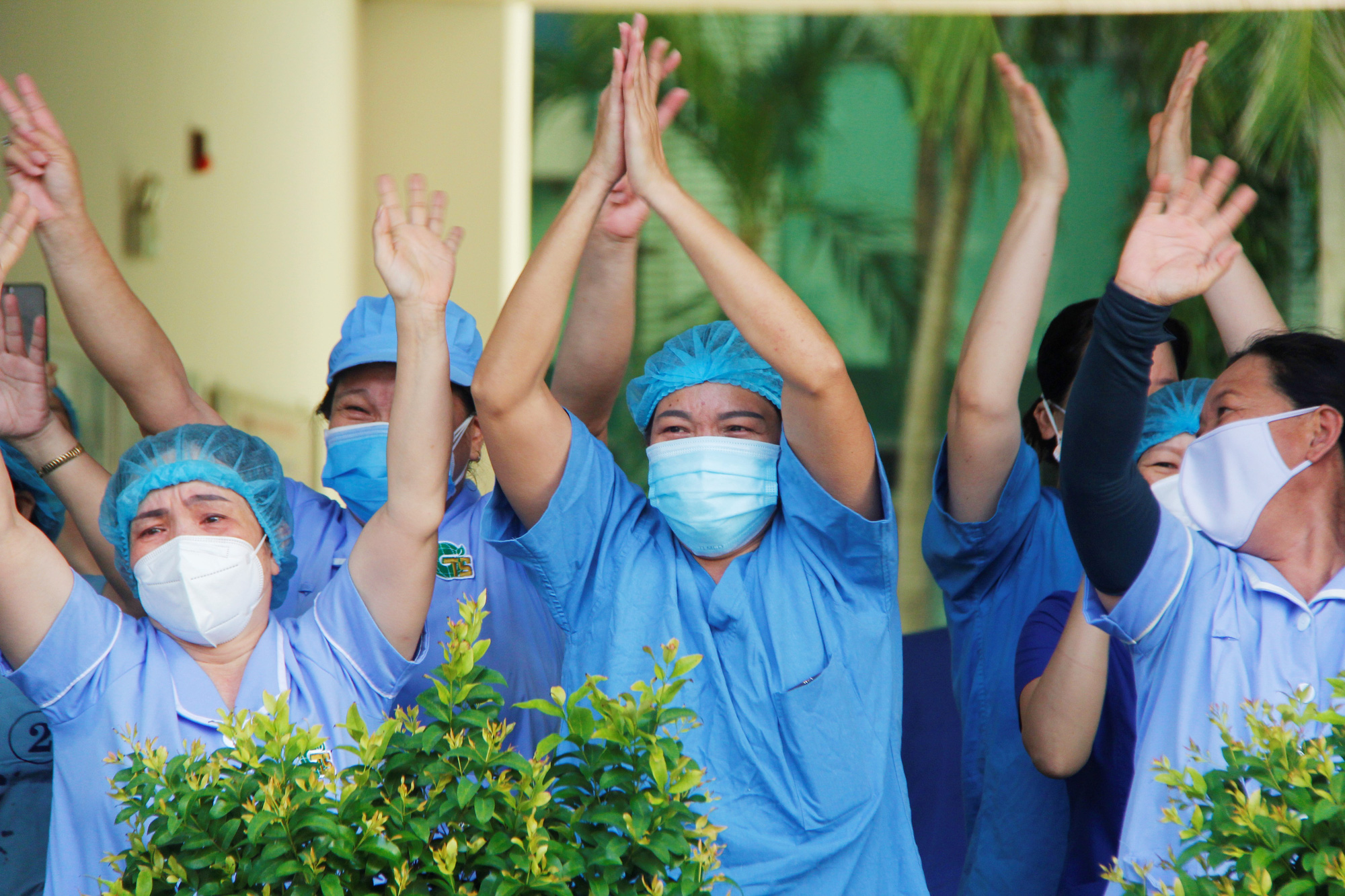 Xúc động thời khắc dỡ phong tỏa Bệnh viện Đà Nẵng