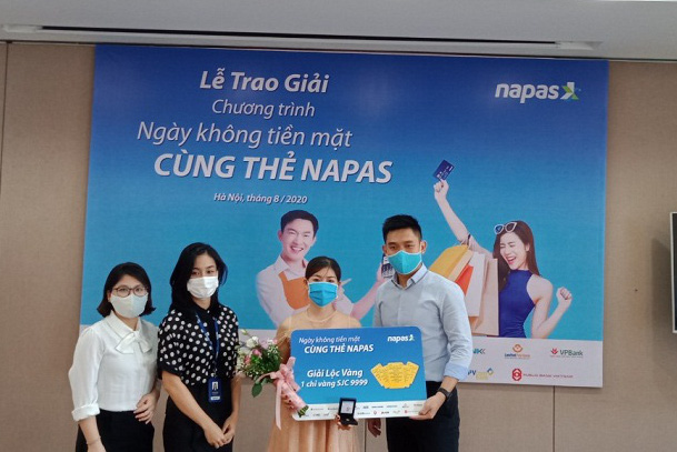 Khách hàng Agribank trúng thưởng chương trình “Ngày không tiền mặt cùng thẻ NAPAS”