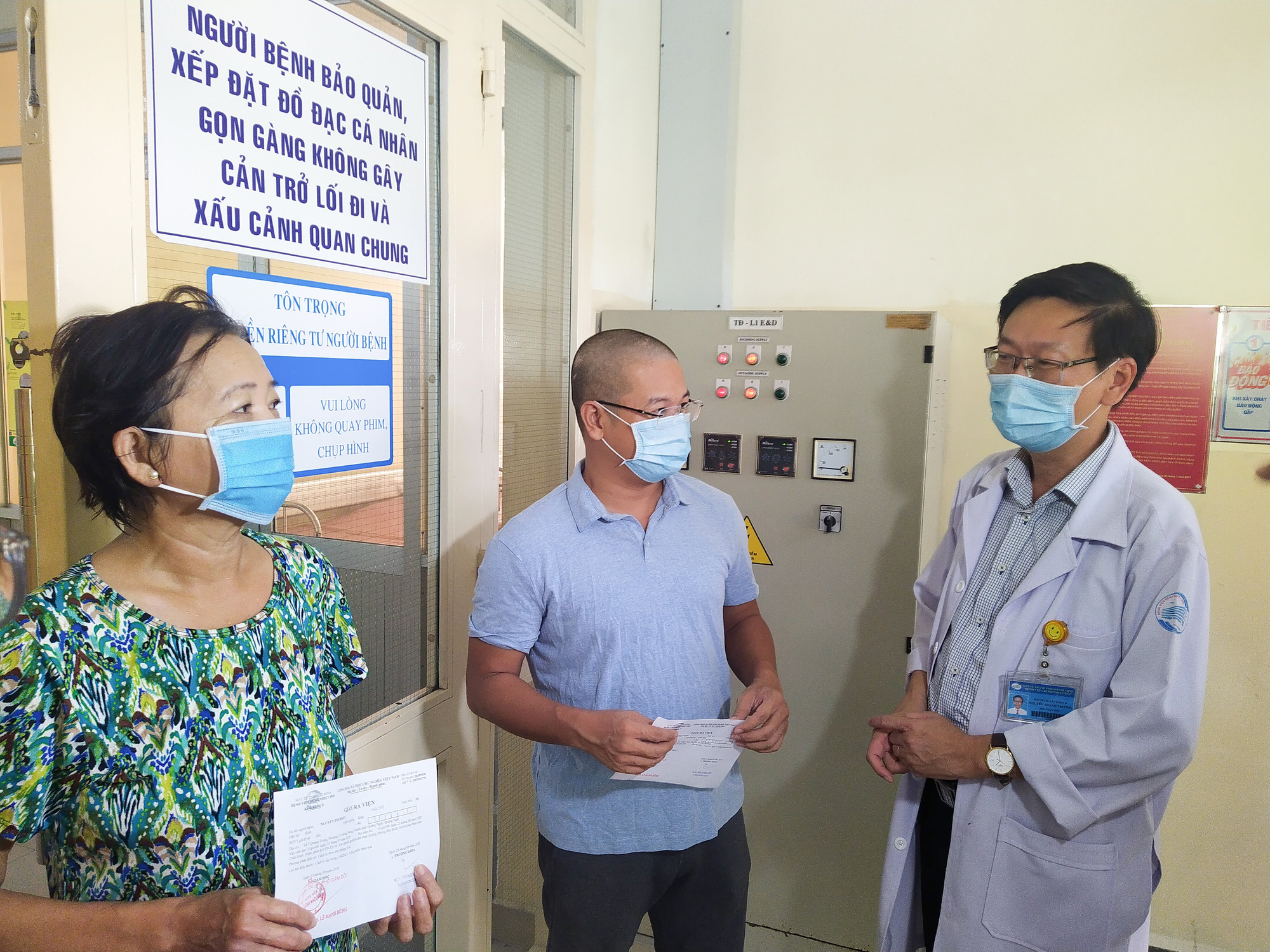 2 bệnh nh&acirc;n Covid-19 xuất viện đầu ti&ecirc;n của đợt mới ở TP HCM  - Ảnh 2.