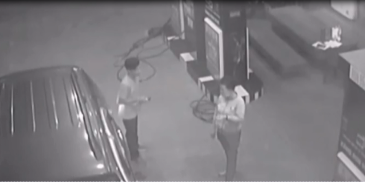 CLIP: Thanh niên đi ôtô vào đổ dầu rồi quỵt tiền, bỏ chạy - Ảnh 1.