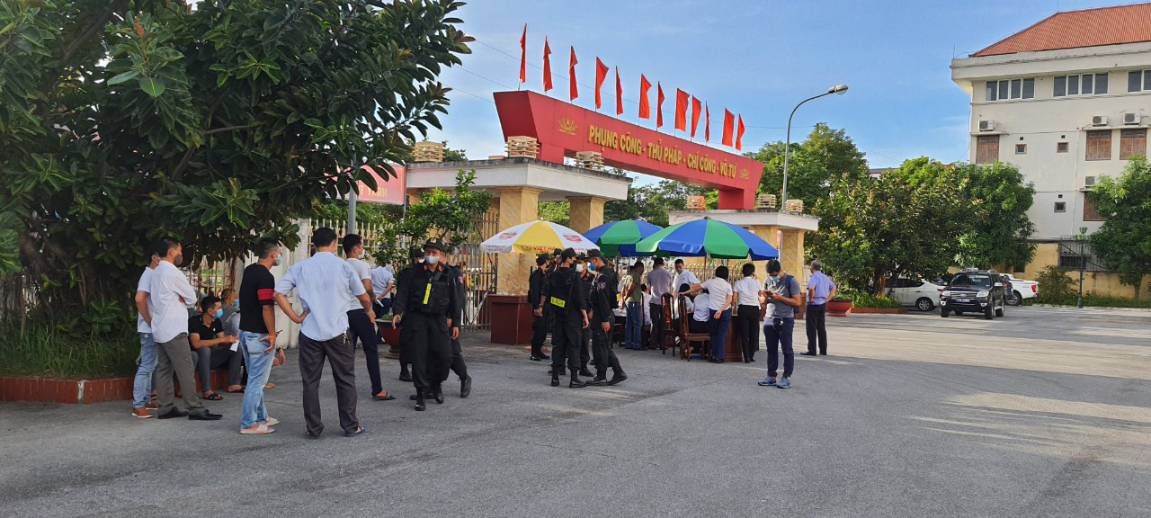 Vợ Đường "Nhuệ" lần đầu ra tòa cùng chồng và nhóm đàn em trong an ninh thắt chặt