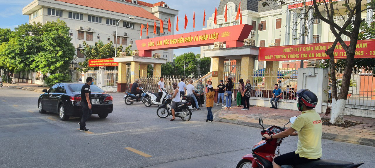 Vợ Đường Nhuệ lần đầu ra t&ograve;a c&ugrave;ng chồng v&agrave; nh&oacute;m đ&agrave;n em trong an ninh thắt chặt - Ảnh 3.