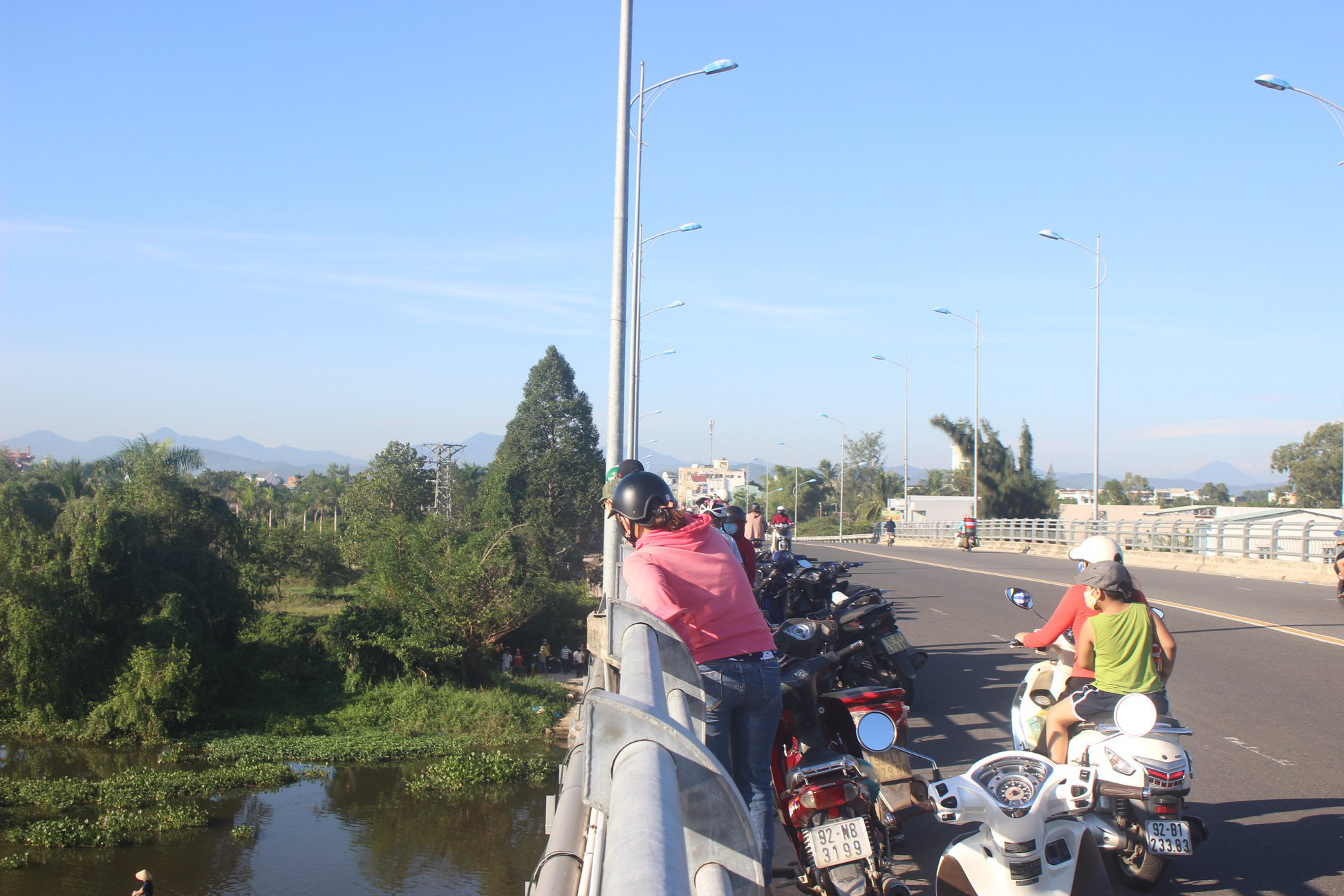 Giận mẹ, thanh niên 19 tuổi nhờ bạn chở lên cầu nhảy tự tử