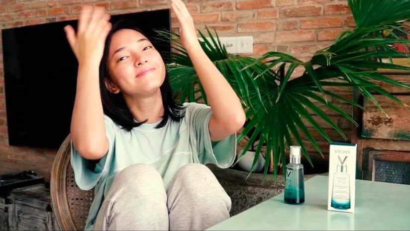 Fashionista Ch&acirc;u B&ugrave;i bật m&iacute; c&aacute;c bước skincare chỉ với 3 ph&uacute;t cho l&agrave;n da căng b&oacute;ng - Ảnh 3.