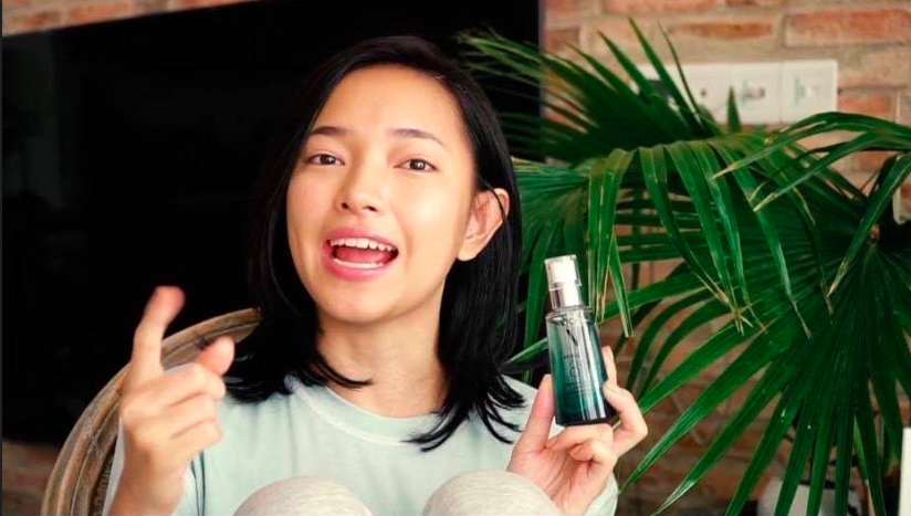 Fashionista Ch&acirc;u B&ugrave;i bật m&iacute; c&aacute;c bước skincare chỉ với 3 ph&uacute;t cho l&agrave;n da căng b&oacute;ng - Ảnh 2.