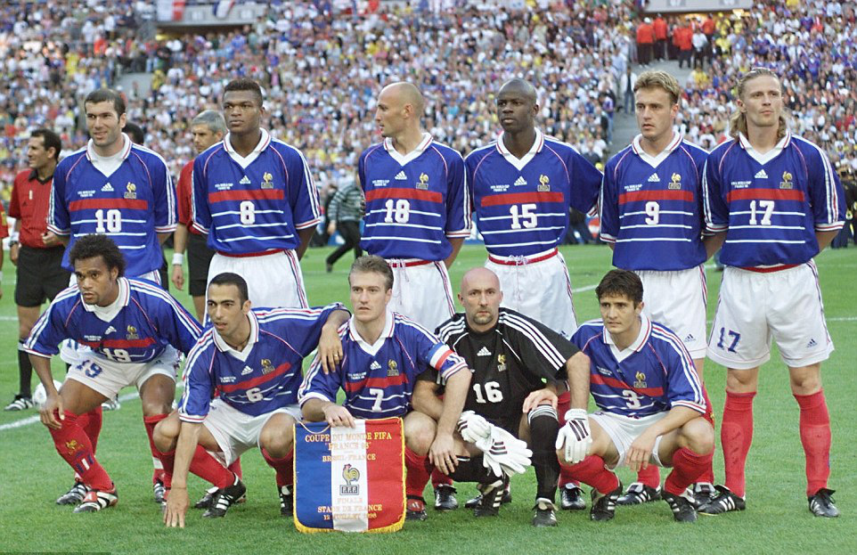 Sao tuyển thủ Ph&aacute;p v&ocirc; địch World Cup 1998 đ&aacute; giao hữu ở Việt Nam - Ảnh 3.