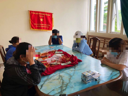 Nhóm "quý bà" lập sòng bài bất chấp lệnh giãn cách xã hội