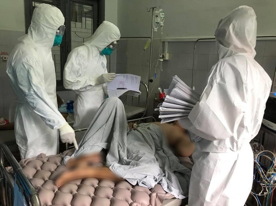 Bệnh nhân 416 mắc Covid-19 phổi đông đặc, nặng hơn phi công người Anh
